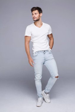 kot giyen yakışıklı adam