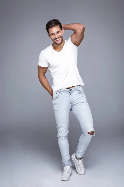 Schöner Mann in Jeans — Stockfoto