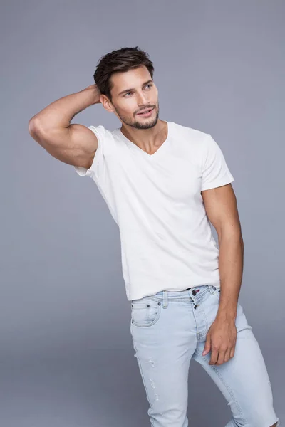 Hombre guapo vistiendo jeans — Foto de Stock