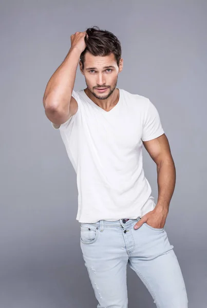 Hombre guapo vistiendo jeans — Foto de Stock