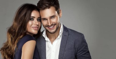 Şık giysiler içinde güzel Çift