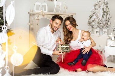 Mutlu Familly bir Noel mevcut açılış. 