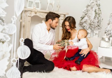 Bir Noel mevcut açılış Familly. 