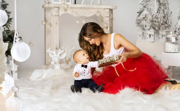 Madre dando a su hijo un regalo de Navidad —  Fotos de Stock