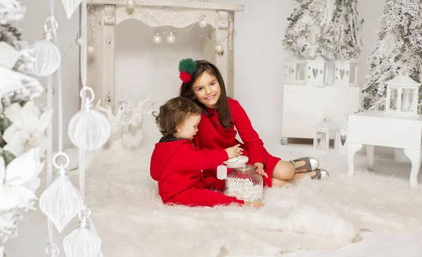 Fille avec frère posant dans les décorations de Noël — Photo