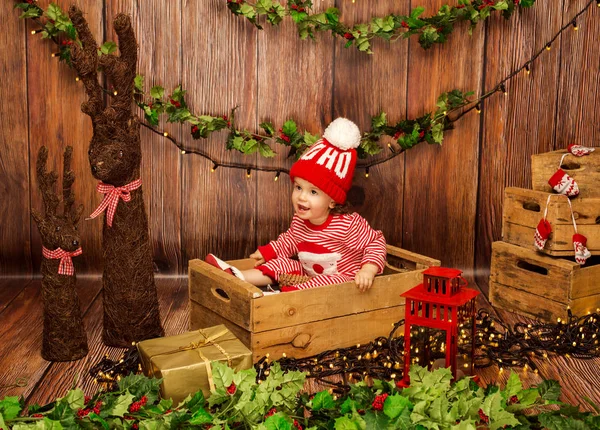Garçon assis dans la boîte dans le paysage de Noël — Photo