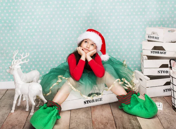 Carino elfo ragazza indossa cappello di Babbo Natale — Foto Stock