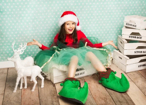 Linda chica elfa con sombrero de santa —  Fotos de Stock