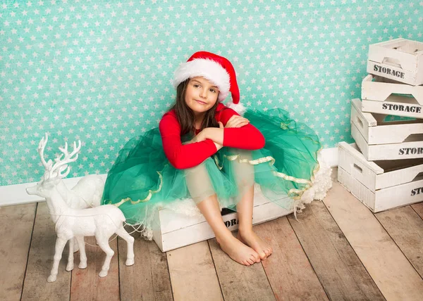 Carino elfo ragazza indossa cappello di Babbo Natale — Foto Stock