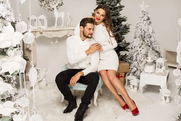 Casal em cenário de Natal — Fotografia de Stock