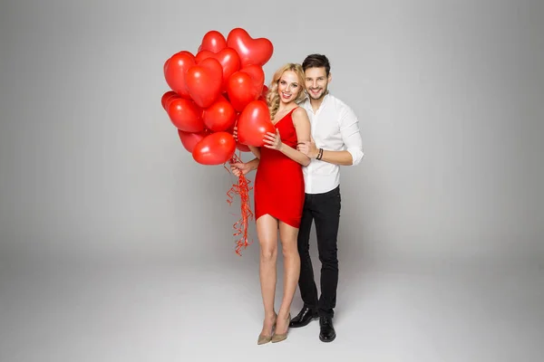 Casal amoroso com balões . — Fotografia de Stock