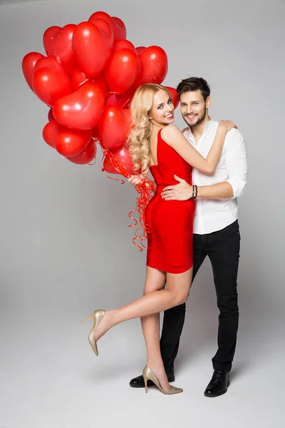 Älskande par med ballonger. — Stockfoto