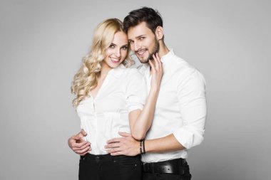 Çift birbirlerine sarılma