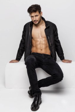 Seksi soyunmak atletik model poz  