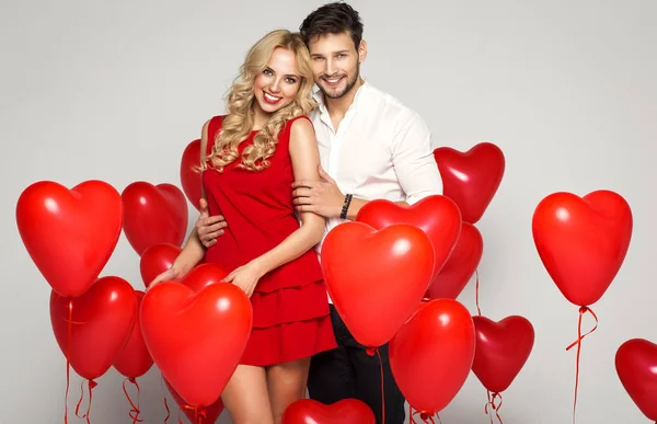 Jeune couple avec ballons — Photo