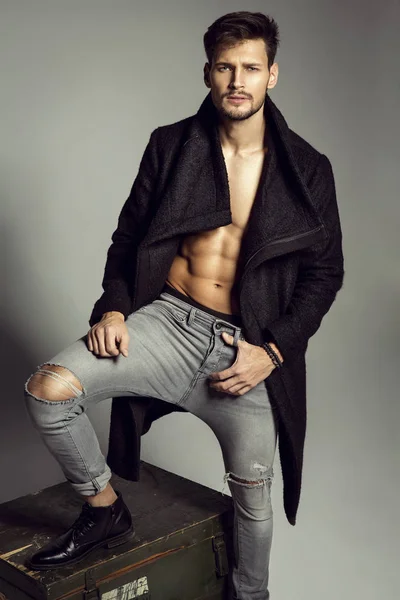 Modelo masculino posando em roupas na moda — Fotografia de Stock