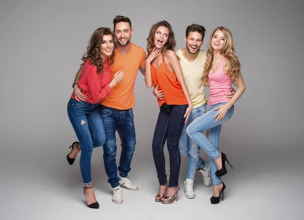 Grupp leende vänner i moderiktiga kläder — Stockfoto