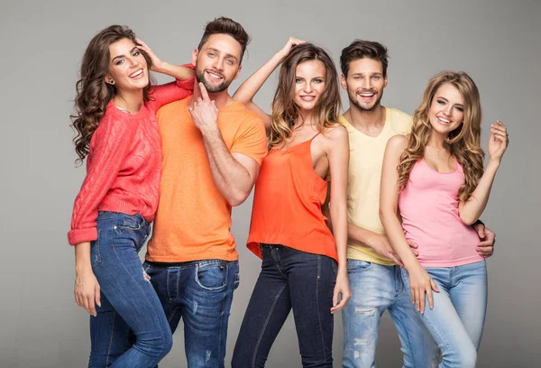 Группа улыбающихся друзей носит модную красочную одежду — стоковое фото