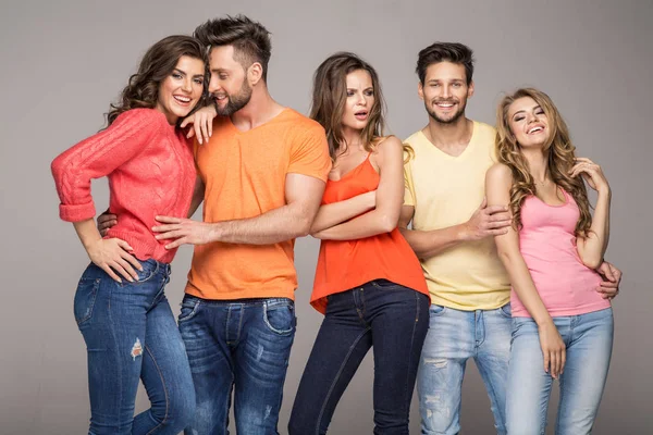 Grupp av leende vänner bära fashionabla colorfull kläder — Stockfoto