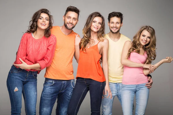 Gruppo di amici sorridenti indossano abiti colorati alla moda — Foto Stock