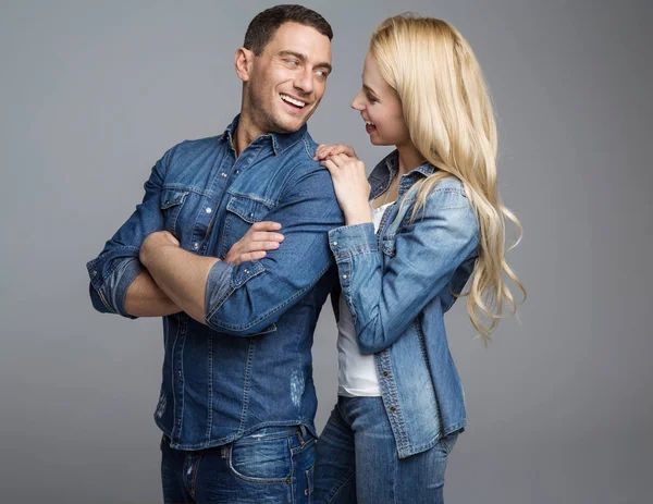 Schönes Paar trägt modische Jeans-Kleidung — Stockfoto