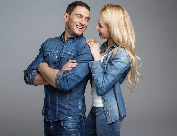 Casal bonito usar roupas de jeans na moda — Fotografia de Stock