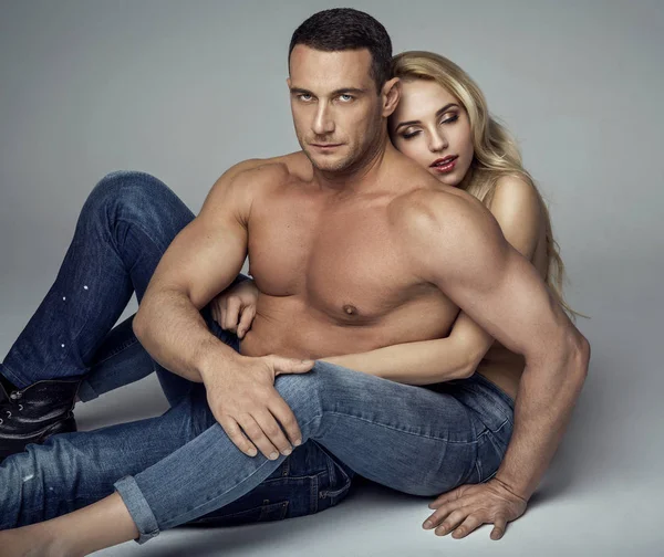 Mooie paar dragen modieuze jeans kleding — Stockfoto