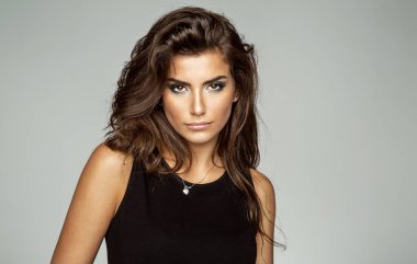 Güzel kadın model stidio içinde poz