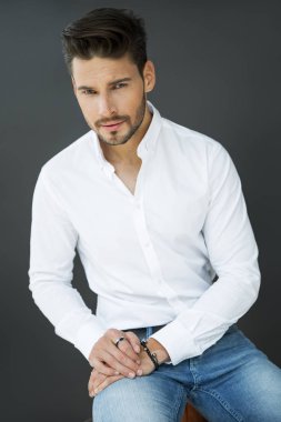 iyi giyimli adam oturuyor