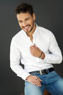 iyi giyimli adam oturuyor