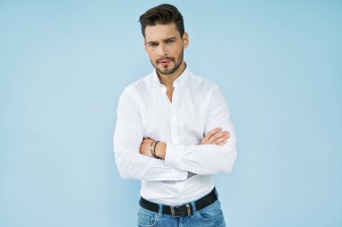 iyi giyimli adam ayakta