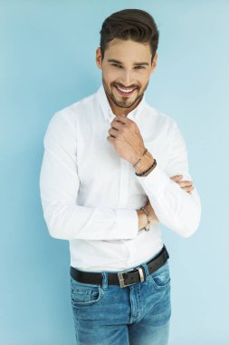 iyi giyimli adam ayakta