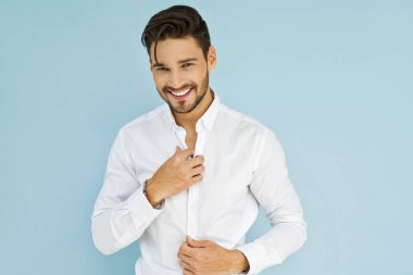 iyi giyimli adam ayakta