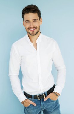 iyi giyimli adam ayakta