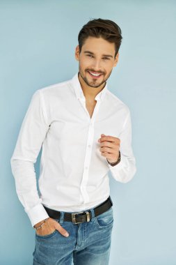 iyi giyimli adam ayakta
