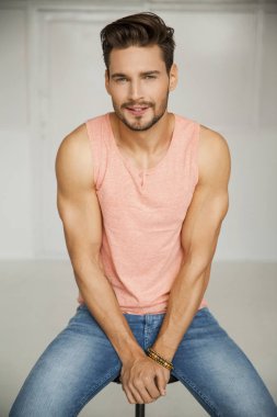 kolsuz tişörtlü adam