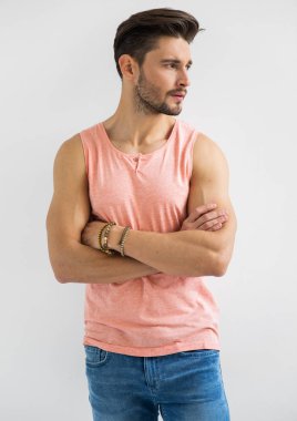 kolsuz tişörtlü sakallı adam
