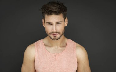 Sakallı adam kameraya bakan