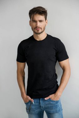 Adam kameraya seyir siyah t-shirt