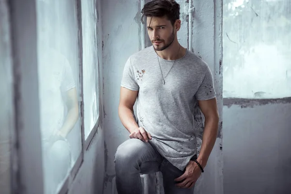 Uomo in nero t-shirt flirtare a macchina fotografica — Foto Stock