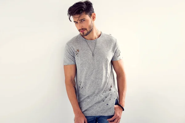 Uomo in nero t-shirt flirtare a macchina fotografica — Foto Stock