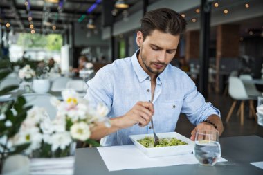 Yakışıklı adam yeme makarna