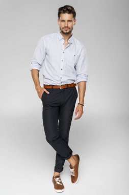 Stüdyoda poz veren yakışıklı adam