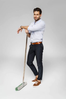 Süpürge ile yakışıklı adam