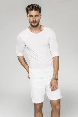 yakışıklı erkek modeli