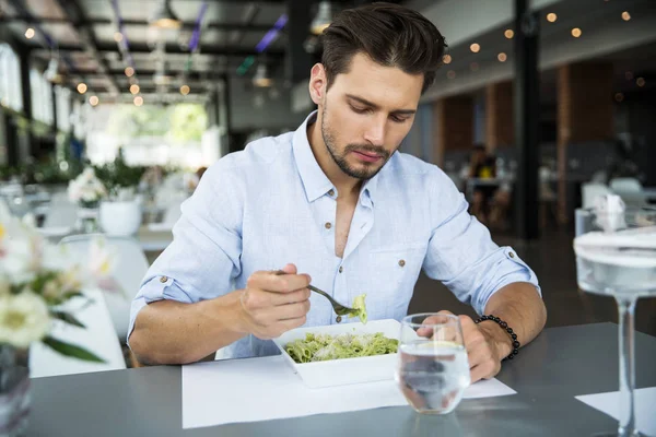 Beau homme mangeant des pâtes — Photo