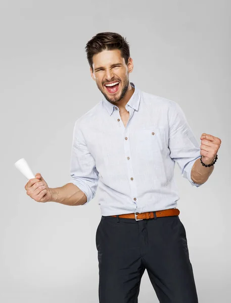 Hombre guapo posando en el estudio — Foto de Stock