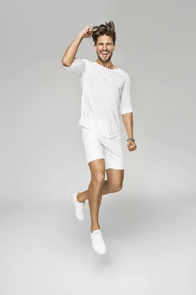 Knappe mens in witte kleren — Stockfoto