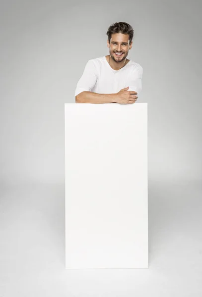 Hombre guapo en ropa blanca — Foto de Stock