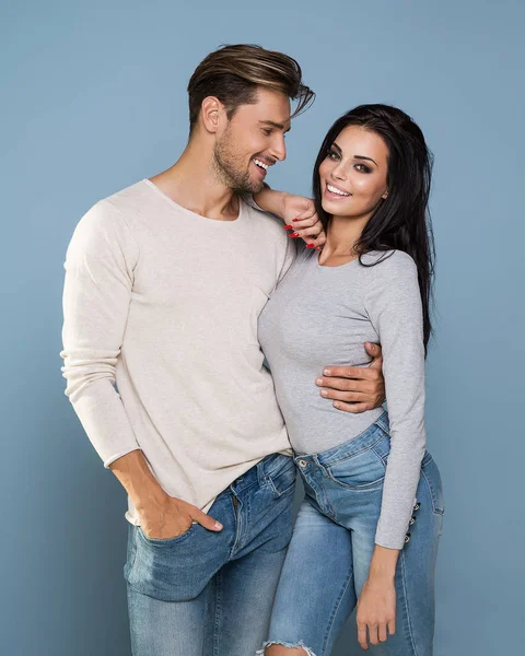 Portrait de beau couple souriant — Photo